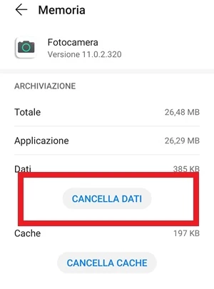 dalla pagina memoria di android, il pulsante cancella dati dell'app fotocamera è messo in evidenza con una cornice rossa