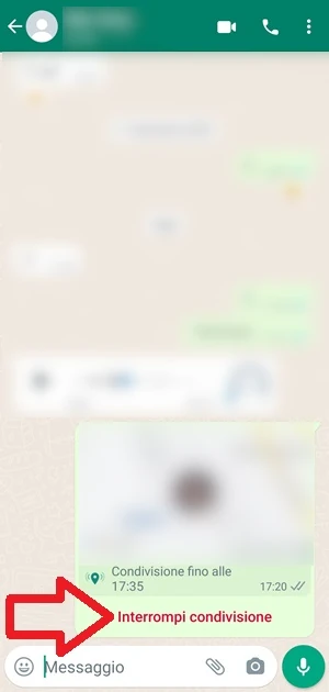 dalla chat di whatsapp una freccia indica la voce interrompi condivisione