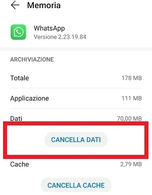 dalla pagine memoria delle impostazioni di android per l'app whatsapp è in evidenza con una cornice rossa il pulsante con scritto cancella dati