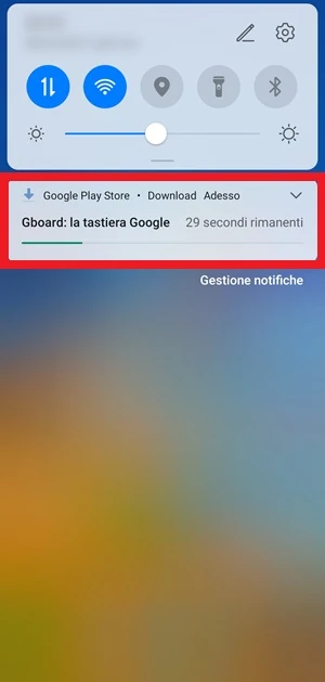 tendina delle notifiche con la notifica che avvisa che l'app gboard si sta aggiornando nel play store
