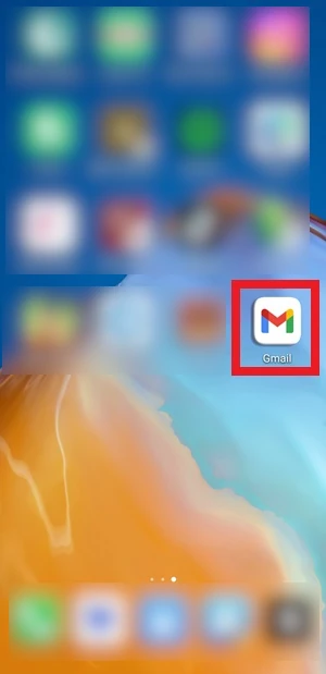 l'icona dell'app gmail è messa in risalto nella home dello smartphone su uno sfondo sfocato e con una cornice rossa intorno