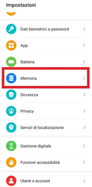 dalla pagina delle impostazioni dello smartphone, la voce memoria è messa in evidenza con un riquadro rosso