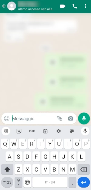 tastiera gboard visibile aperta in una chat di whatsapp