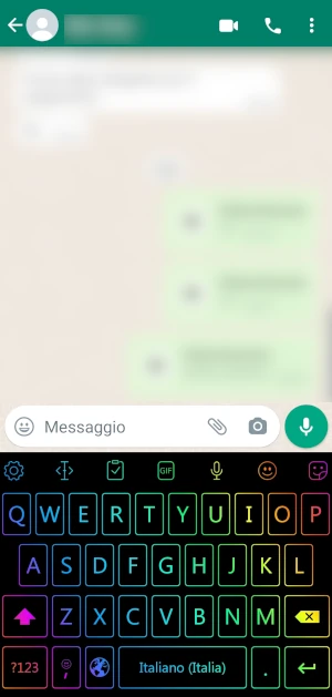 la tastiera led keyboard è attiva e visibile in una chat di whatsapp