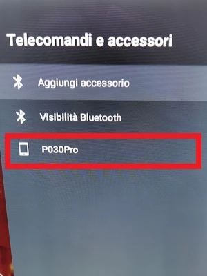 da telecomandi e accessori della smart tv è visibile il dispositivo smartphone da associare p030pro